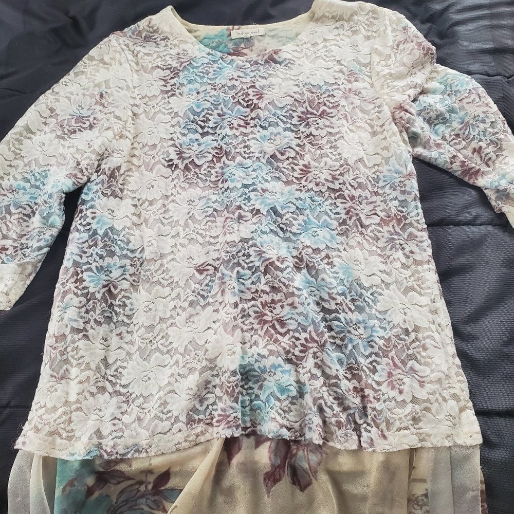 women large white top with design